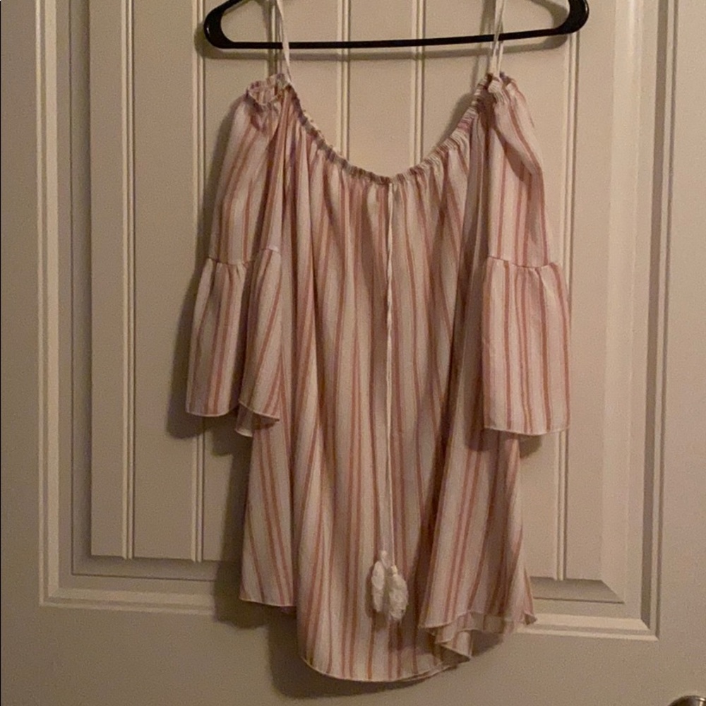 Puffy sleeve with stripes.